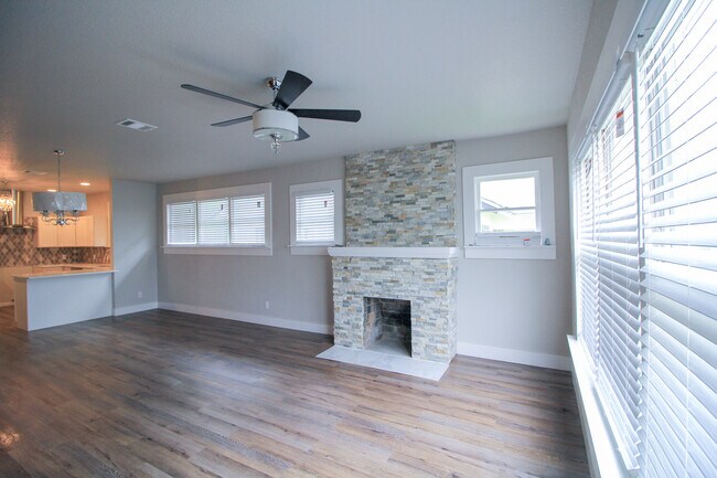 Building Photo - Historic 3/2 Adorable Remodel in Dignowity...