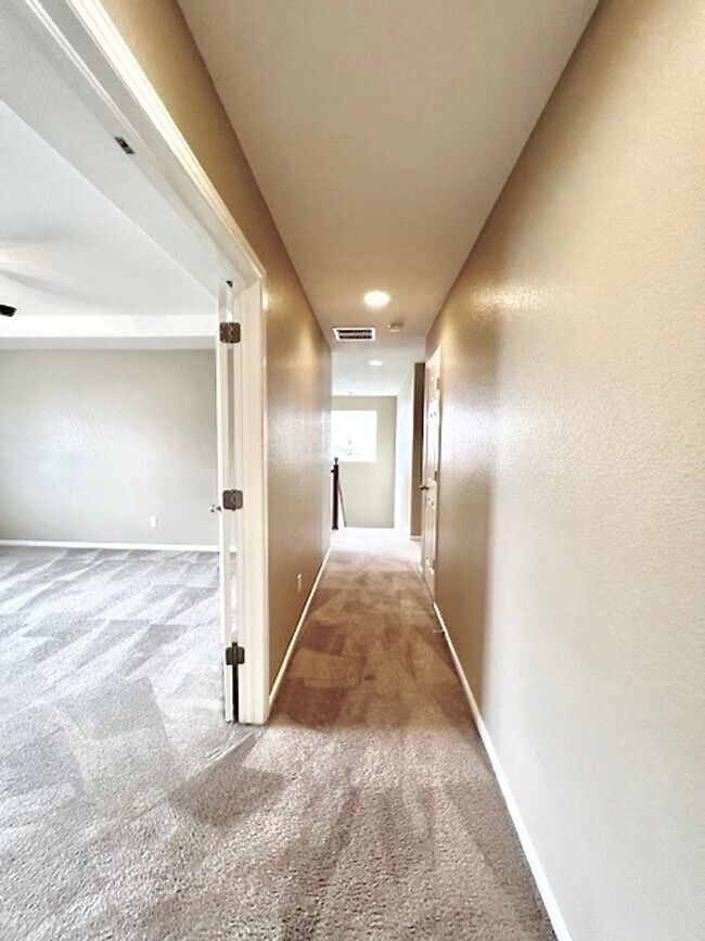Building Photo - FABULOUS 4 BEDROOM HOME IN EASTVIEW ESTATES!!