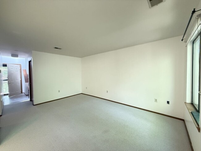 Building Photo - 134 English Ct