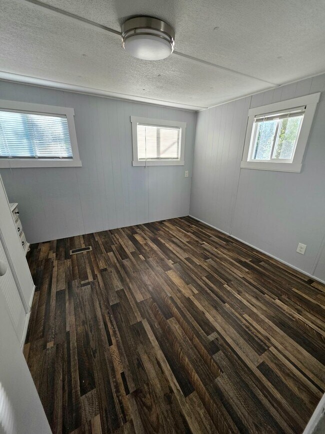Building Photo - MANUFACTURED 3 BED 1.5 BATH HOME ON 2 ACRES