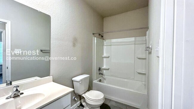 Building Photo - 5 Bed / 2 Bath Home with Fenced Yard & Garage / Pet-Friendly / Vouchers Accepted / Available Now!...