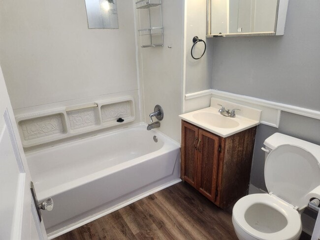 Building Photo - 621 E Main St