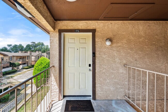 Building Photo - 1700 Crestpoint Dr