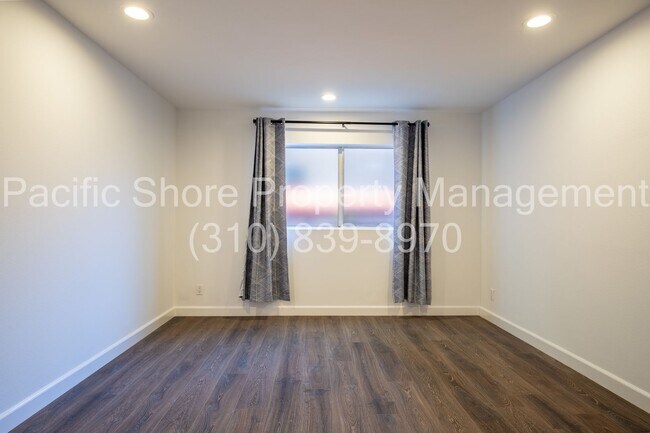 Building Photo - Updated 3-Bedroom First-Floor Condo in Prime Santa Monica Location