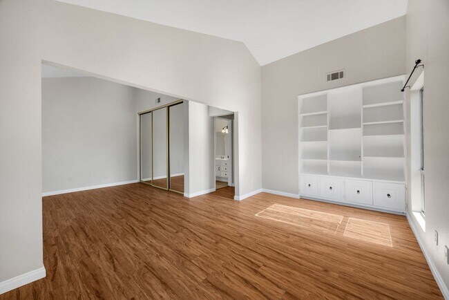 Building Photo - Bright and Open 3 Bedrooms Plus 2 Car Garage