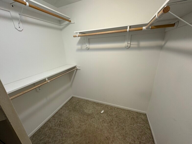 Building Photo - 586 Blue Ridge Dr