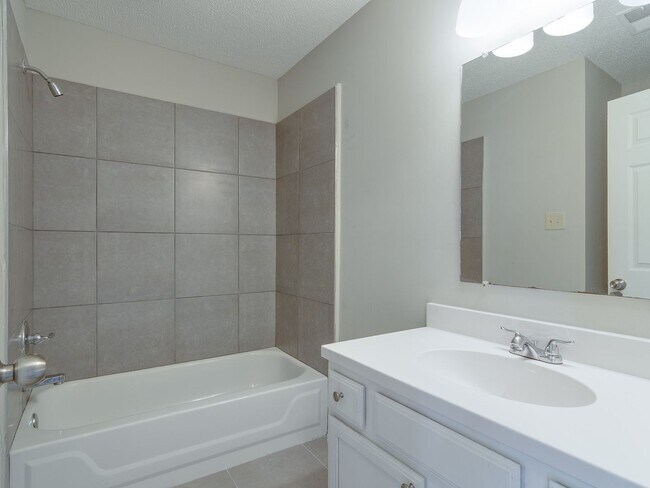 Building Photo - Fully Renovated 3BD/2BA!