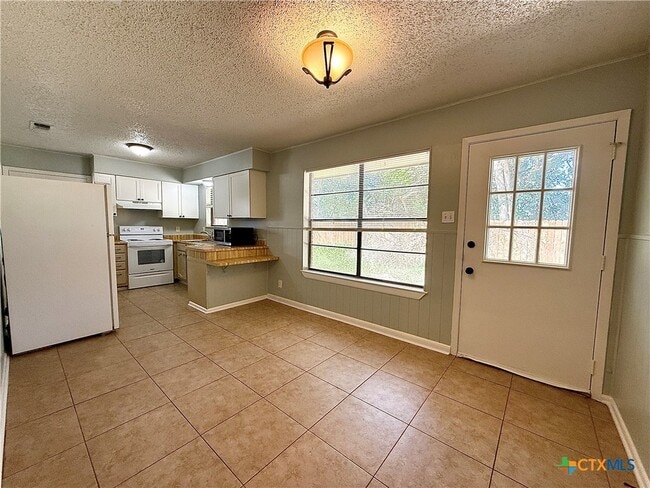 Building Photo - 705 Woodcrest Cir