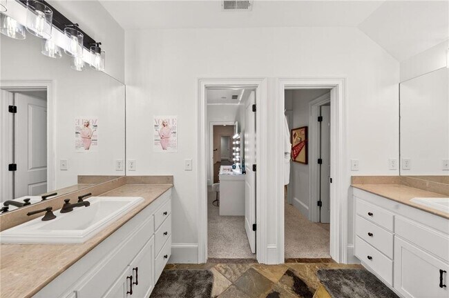 Building Photo - 3669 Cochise Dr SE