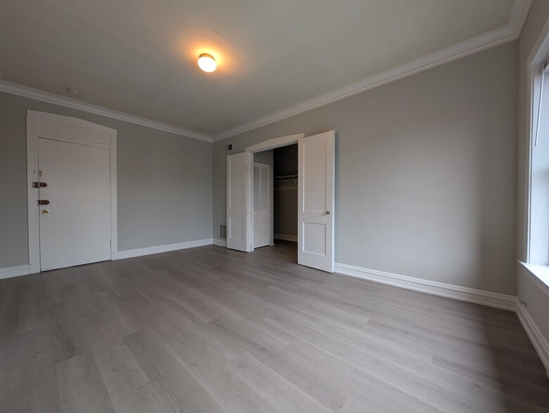 Building Photo - 2234 W Wilson Ave