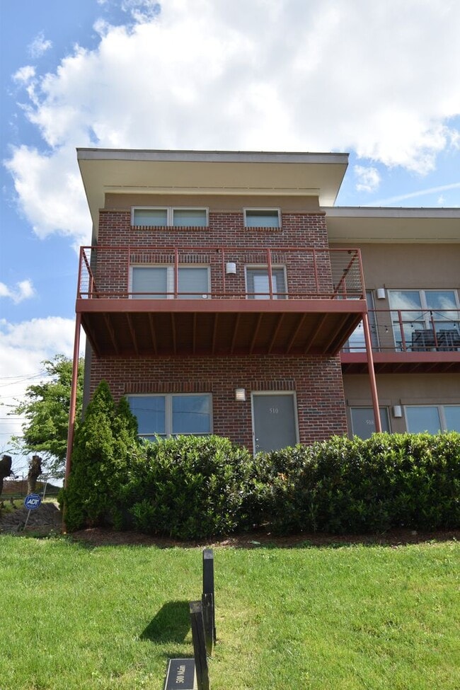 Building Photo - Large 2 Bedroom Condo For Rent Near Historic Downtown Clarksville!