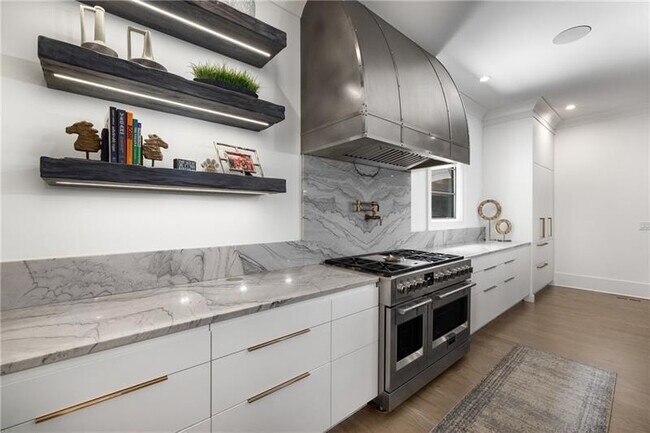 Building Photo - 306 Pinecrest Rd NE