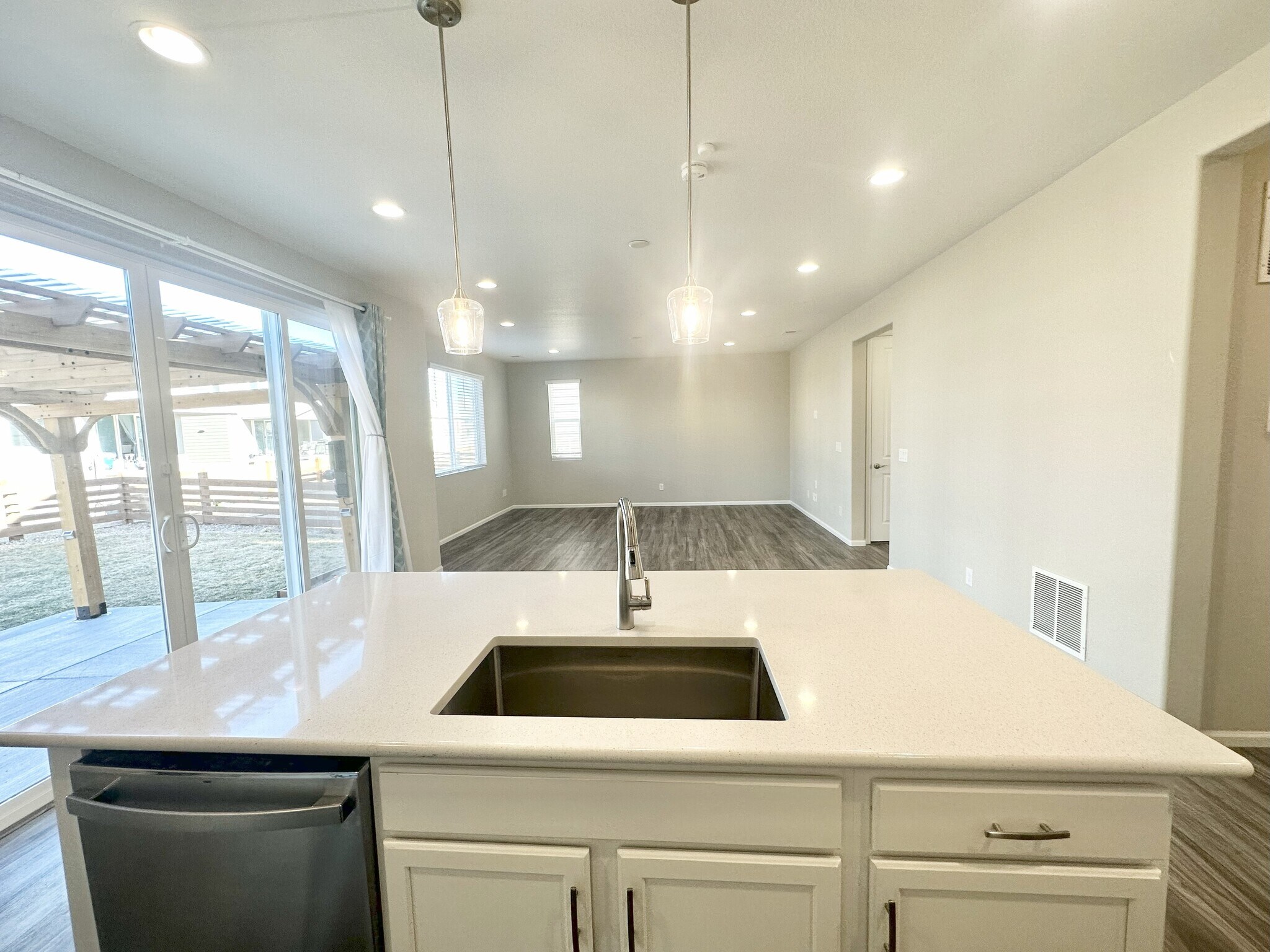 Building Photo - 870 Golden Peak Dr