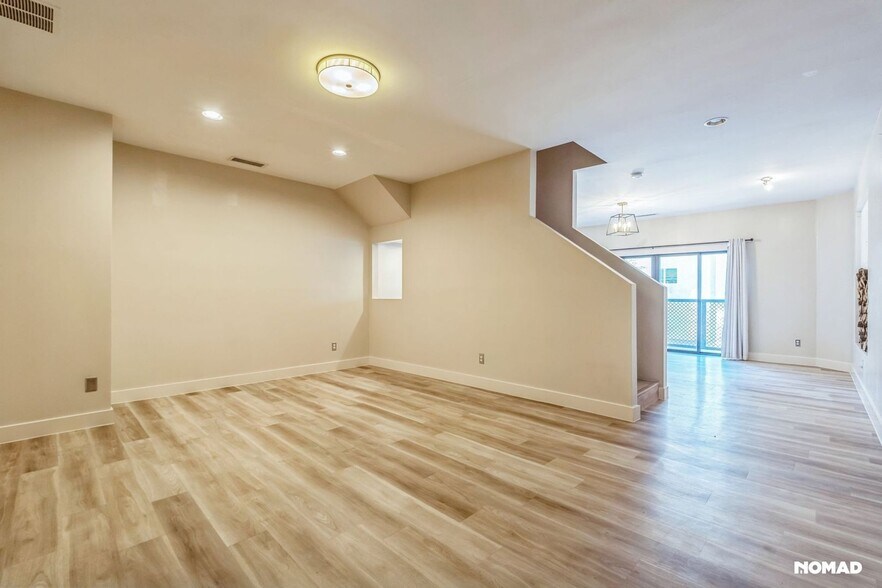 Building Photo - 7853 N 21st Ave