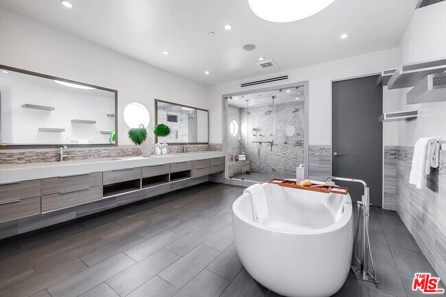 Building Photo - 770 Paseo Miramar