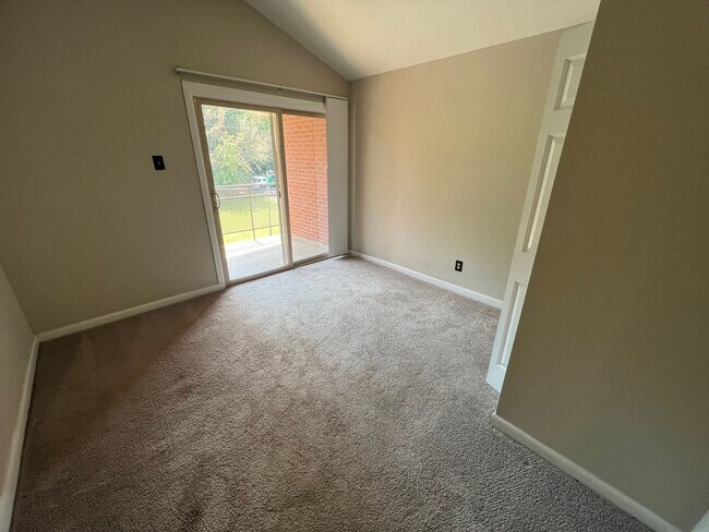 Building Photo - 2 Bed 1 Bath condo in gated community!