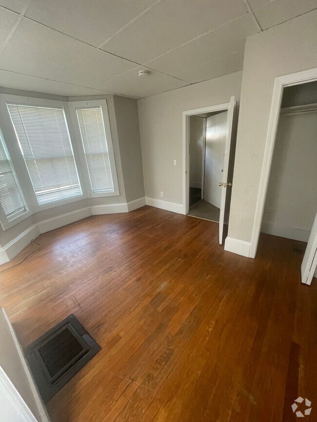 Building Photo - Large 2 bed unit right next to the Commute...