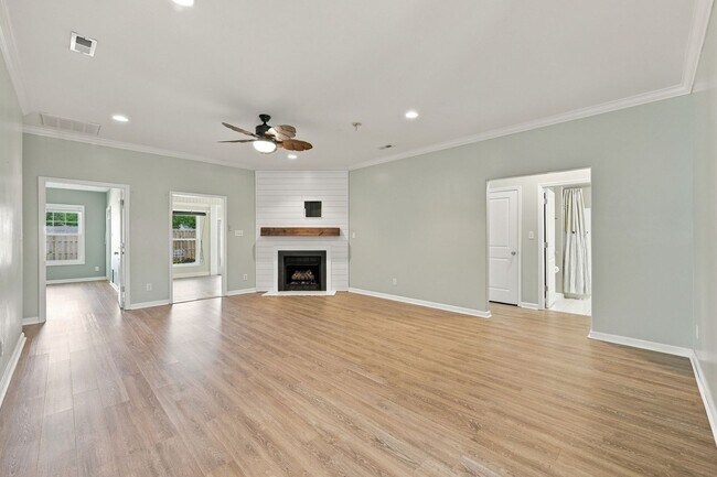 Building Photo - 257 Silver Creek Loop