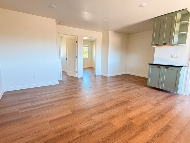 Building Photo - F10600E