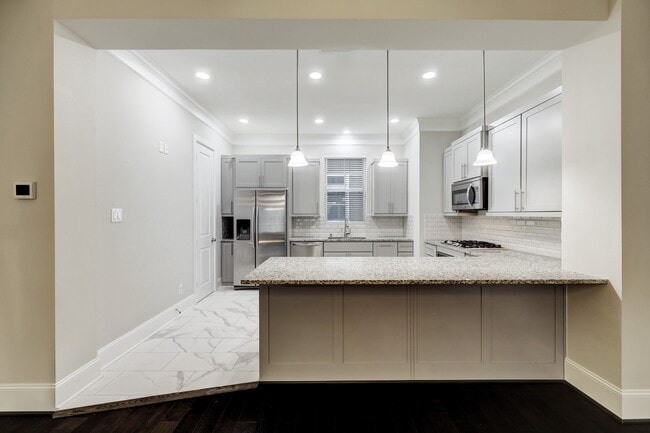 Building Photo - 726 N Shepherd Dr