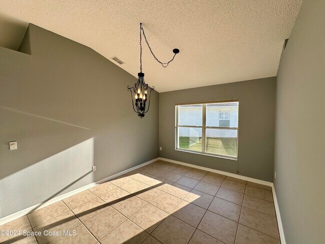 Building Photo - 2461 Stratford Pointe Dr