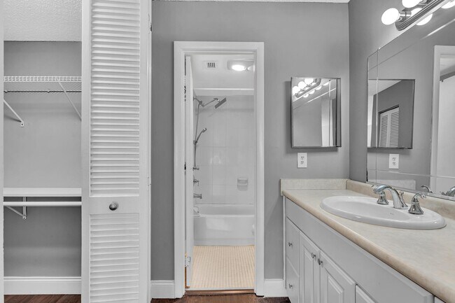 Building Photo - 5961 N Falls Circle Dr