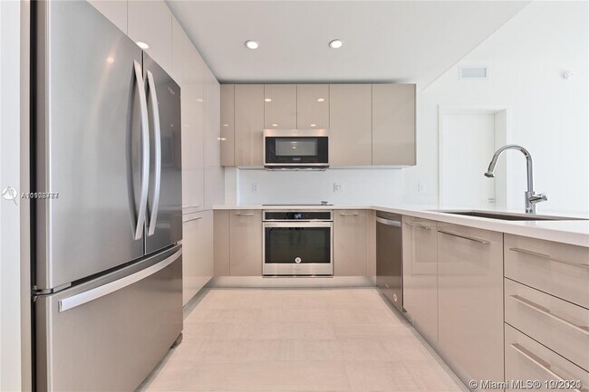 Building Photo - 2000 Metropica Way