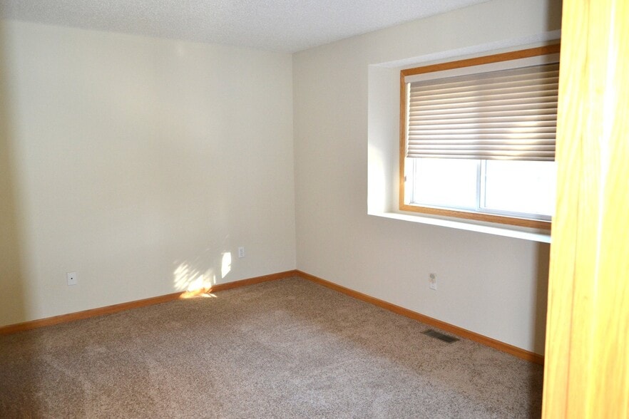 Building Photo - 1033 Lovell Ave W