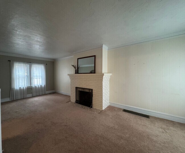 Building Photo - Three Bedroom Home Located in University Heights