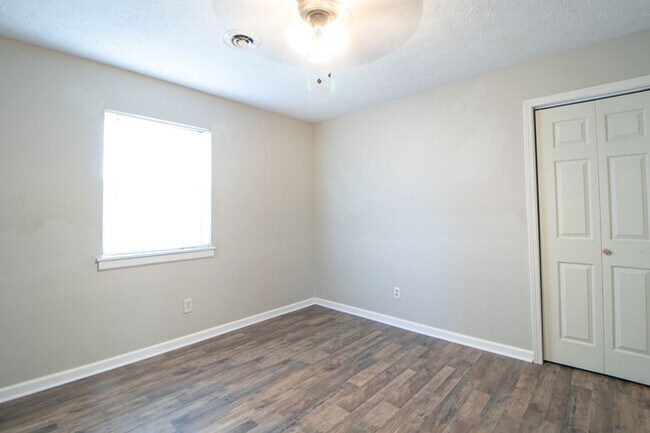 Building Photo - 9-409 Thompsonville Ln