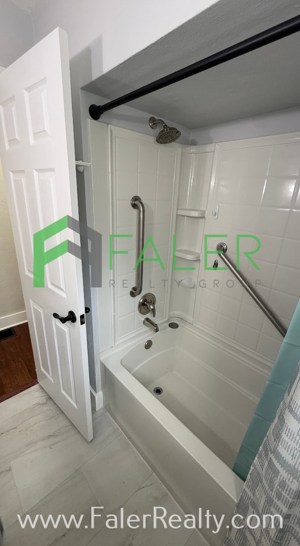 Building Photo - Show-stopping rental available!