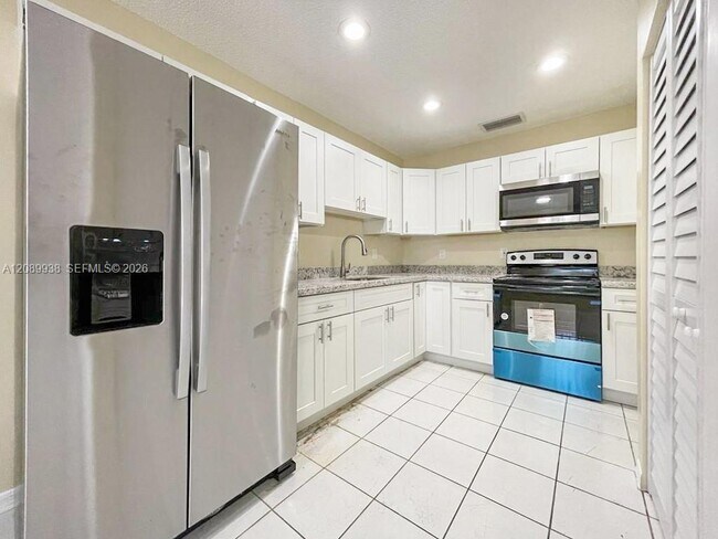 Building Photo - 873 SW 10th St