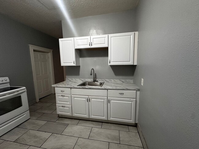 Building Photo - Beautifully Refreshed Three-Bedroom Single-Family Home in Park West