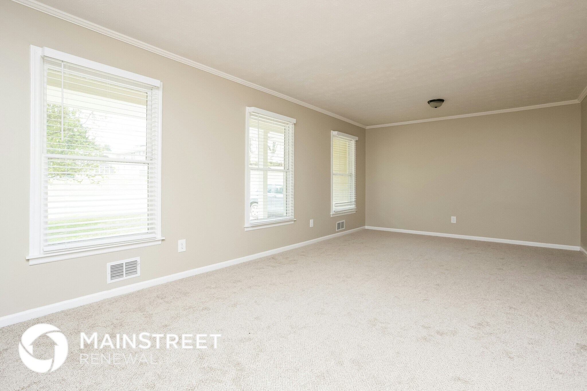 Building Photo - 680 N Kingsley Dr