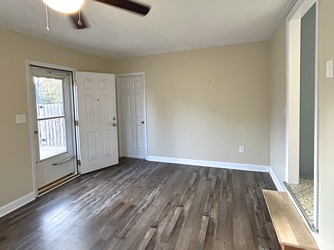 Building Photo - 408 Lynette Dr