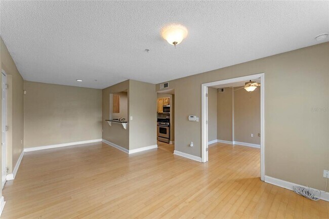Building Photo - 2025 Dixie Belle Dr