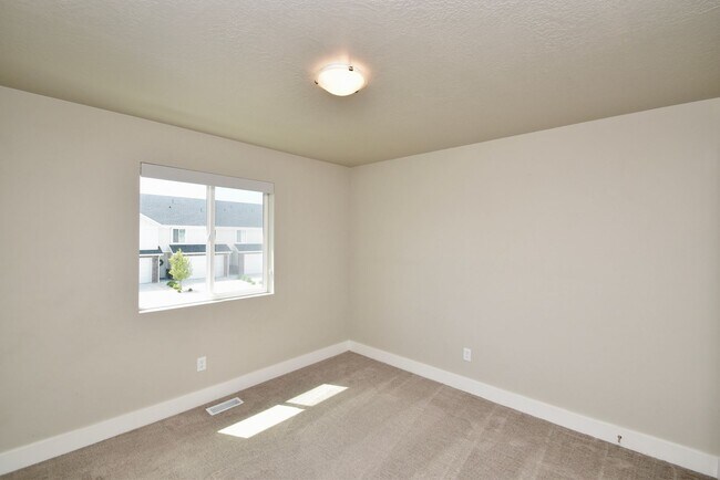 Building Photo - 3 Bedroom 2.5 Bath Townhome in West Haven!!