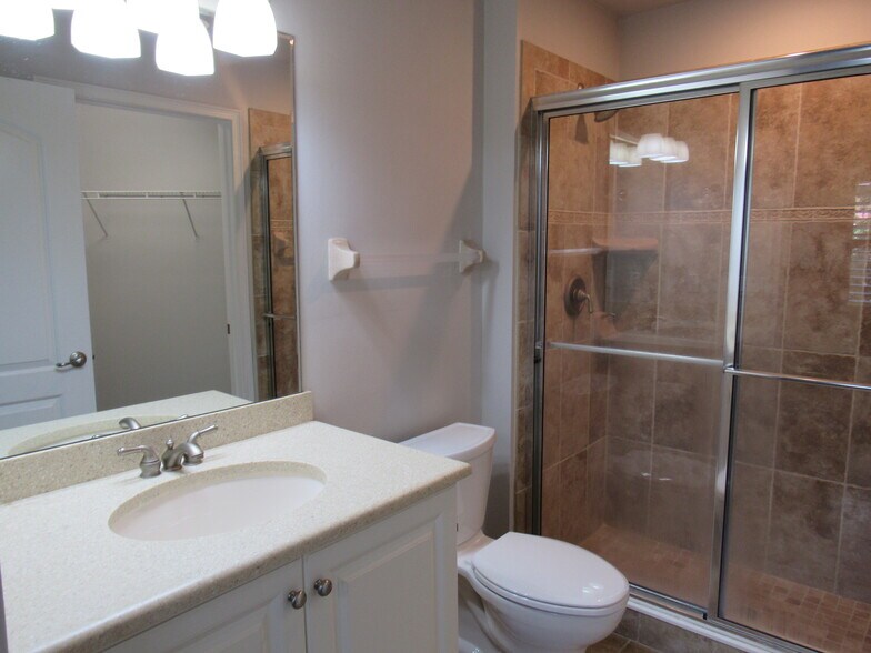 En suite bath - 424 Luna Bella Ln