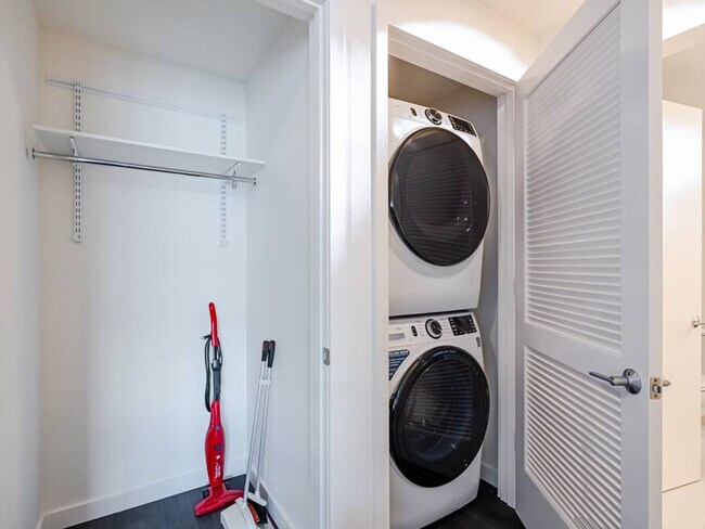 Building Photo - 1550 NW Naito Pkwy