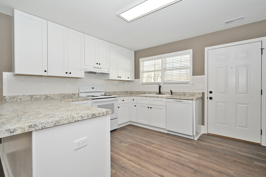 Cloverland-Apartments-Kitchen - 1535 Warnke Rd NW