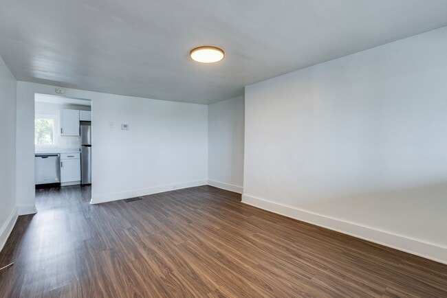 Building Photo - Available JUNE 2026 - 1 Bed w/ off street parking, beautiful view