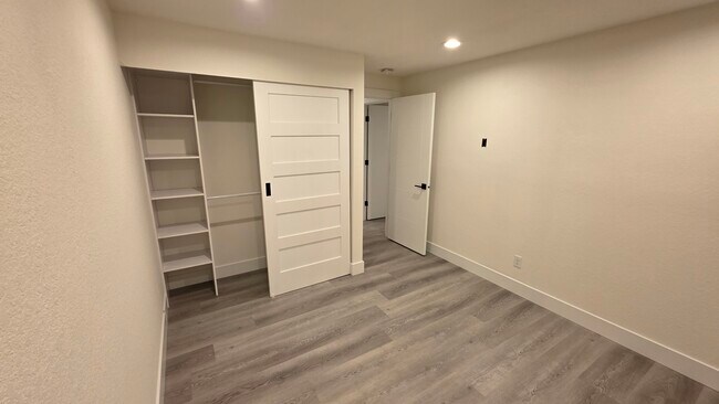 Building Photo - 1305 S Puget Dr