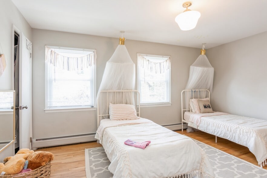 Bed 1 - 216 Holly Street