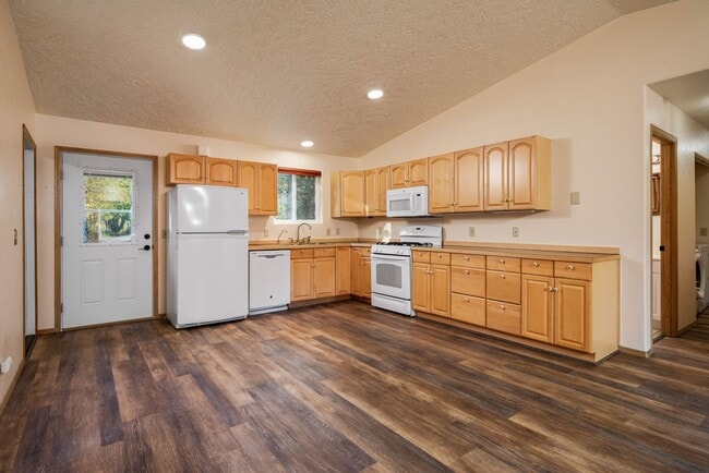 Building Photo - 3 BEDROOM | 2 BATHROOM | 2 CAR GARAGE | AI...
