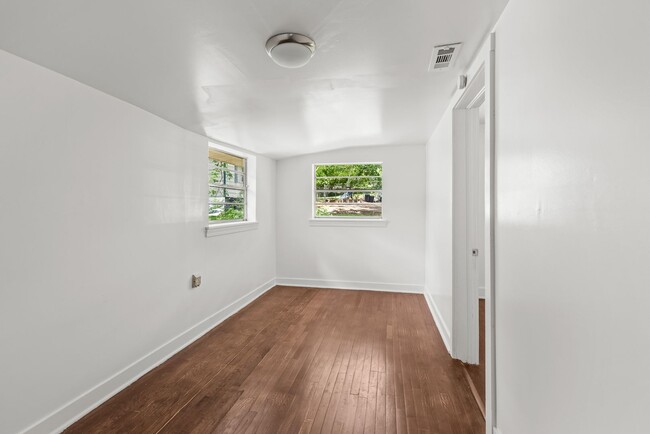 Building Photo - Beautifully Renovated 4 Bedroom 2 Bath Hom...
