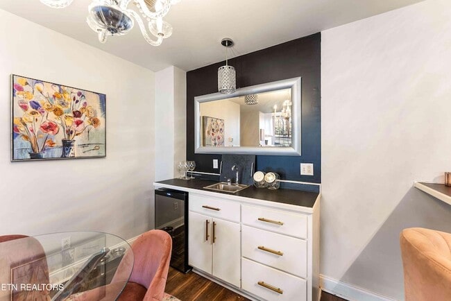 Building Photo - 523 N Bertrand St