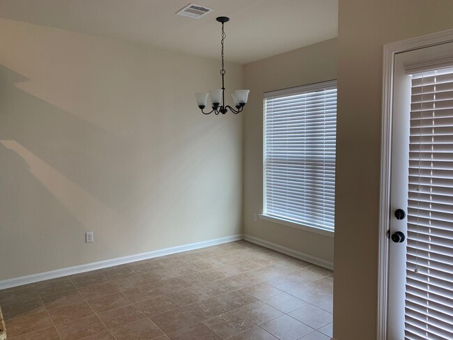 Building Photo - Beautiful 3 bedroom 2 bath home in
