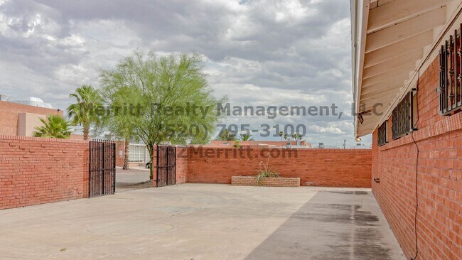 Building Photo - Sam Hughes 4 bedroom, 3 bath home with was...