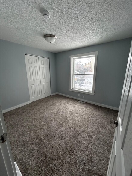 Building Photo - 410 W Lyon Ave