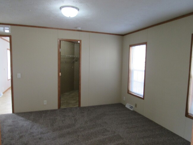 Building Photo - Newer Mobile Home! Move-in Ready!